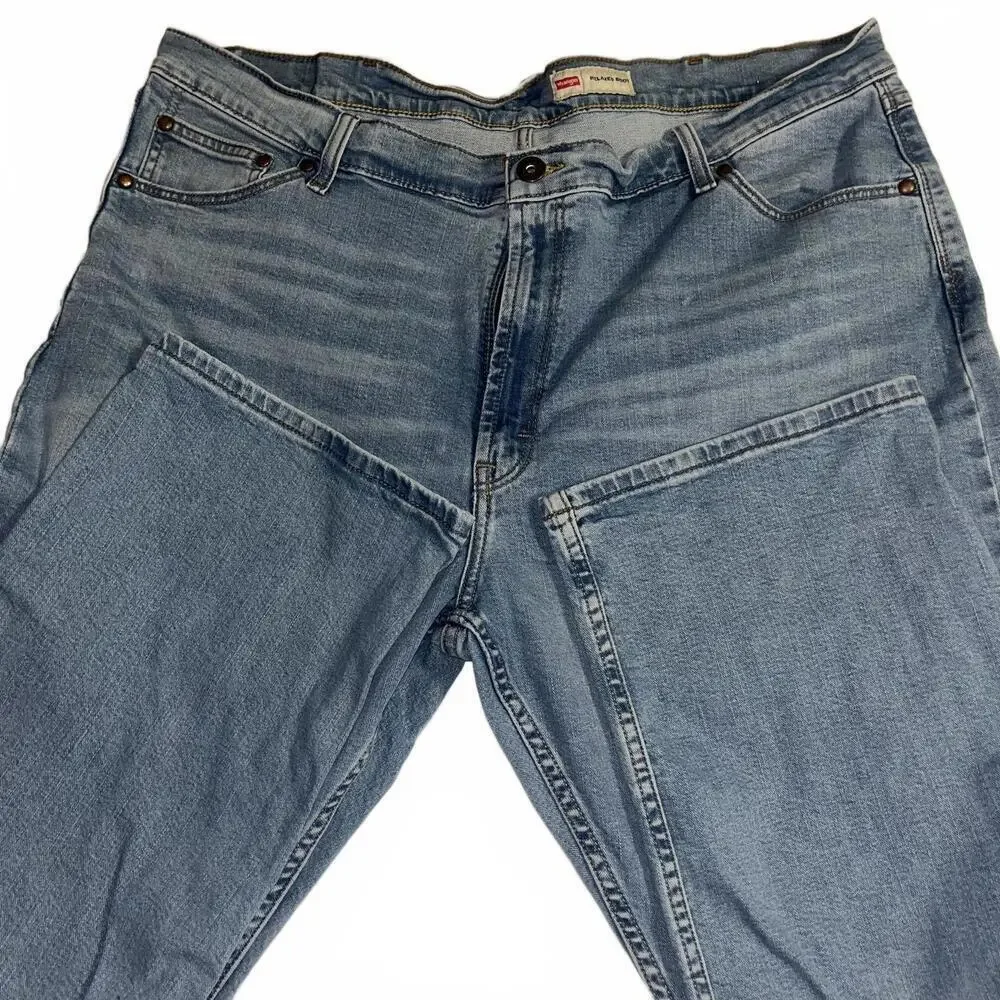 Wrangler Relaxed Bootcut Mens W42 x L30 Classic Light Wash Blue Denim Jeans - Picture 3 of 9